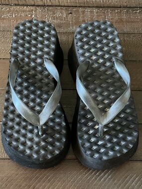 ✨ Silicone Strap Wedge Platform Flip Flop - size 7